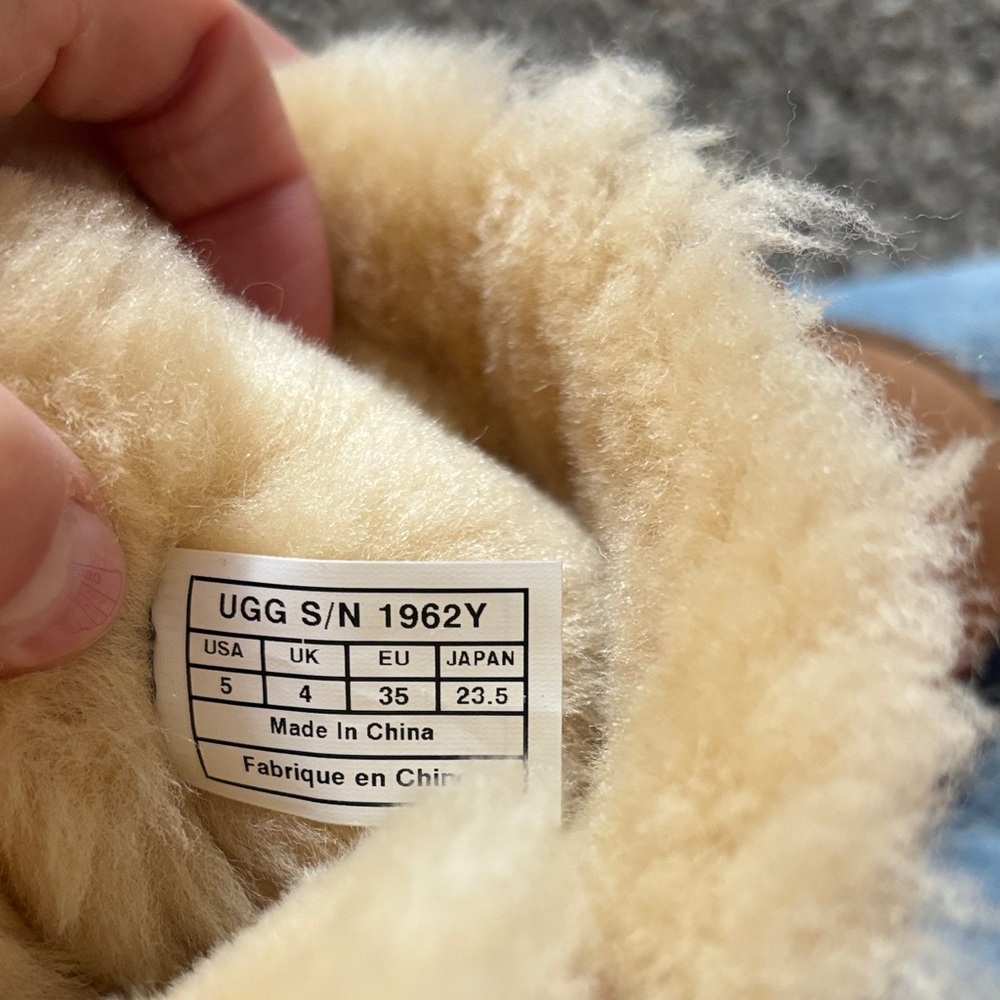 Ugg Bailey Button Boot - Picture 3 of 4